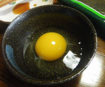 ウコッケイの卵を割ったところ